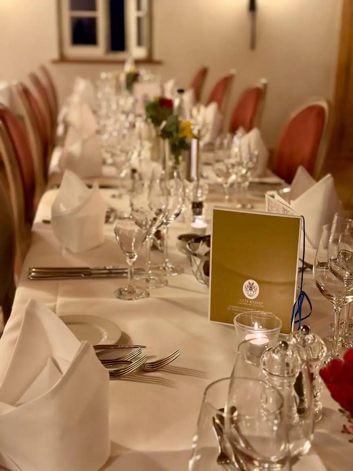 Festlich gedeckte Tafel beim Private Dinner von Guter Stoff