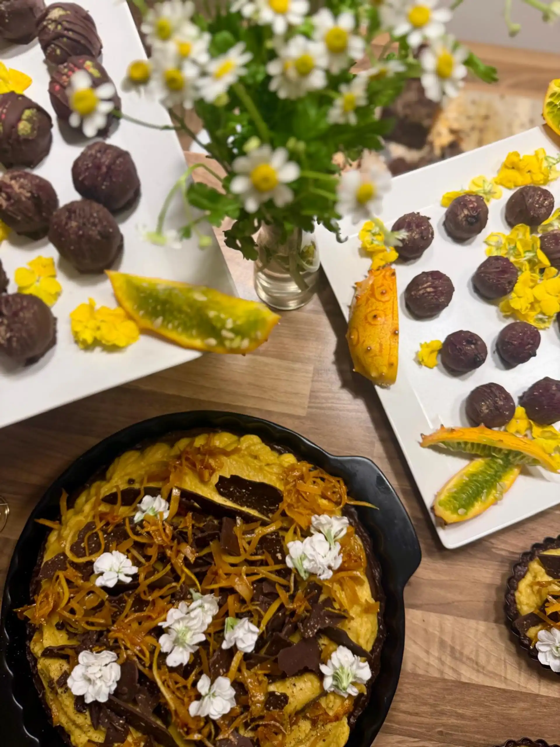 Festlich gedeckte Tafel mit Pralinen und Blumen – Teamevent bei Guter Stoff