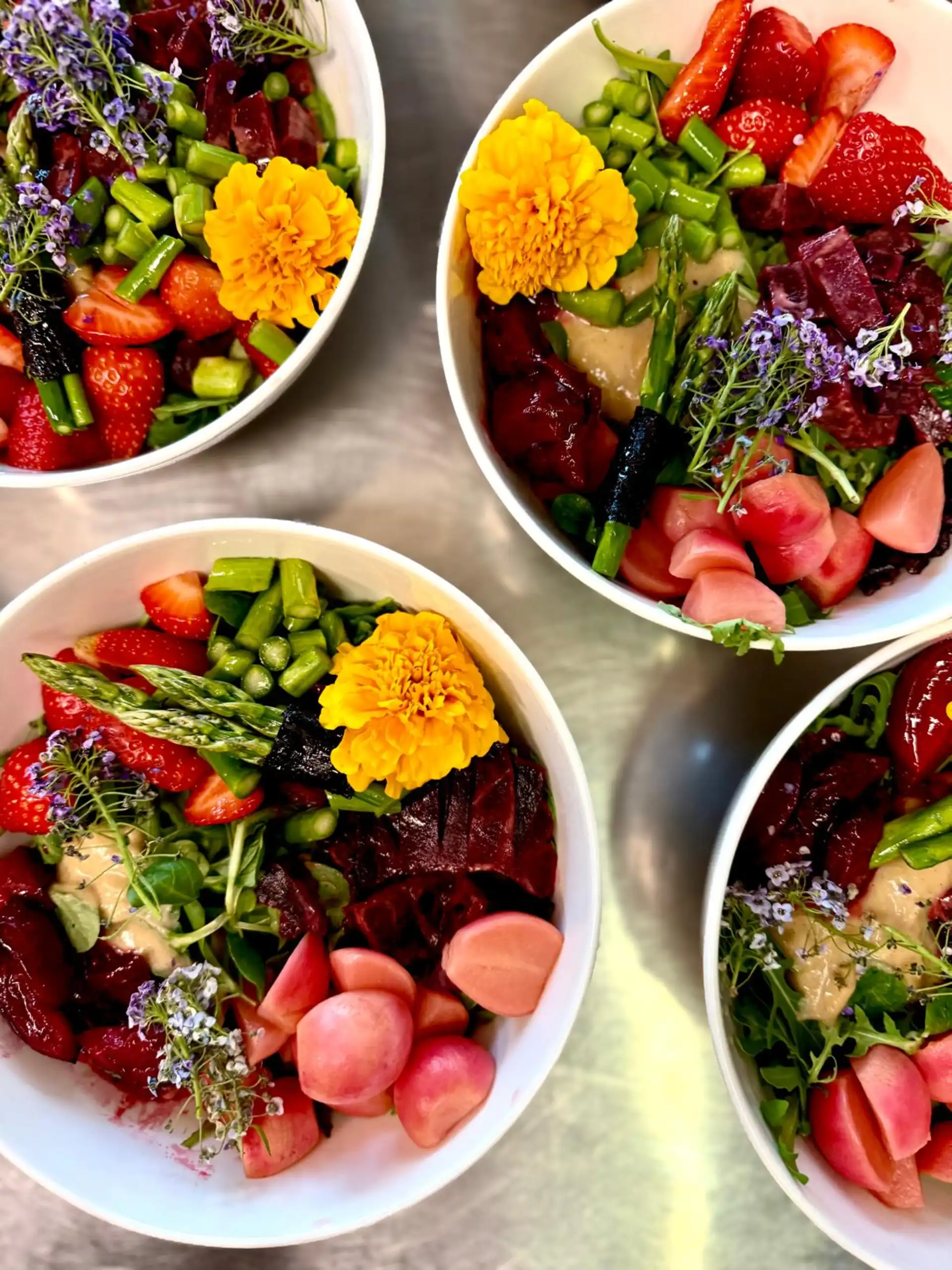 Bunte Salatschalen mit Blüten – vegetarisches Firmencatering